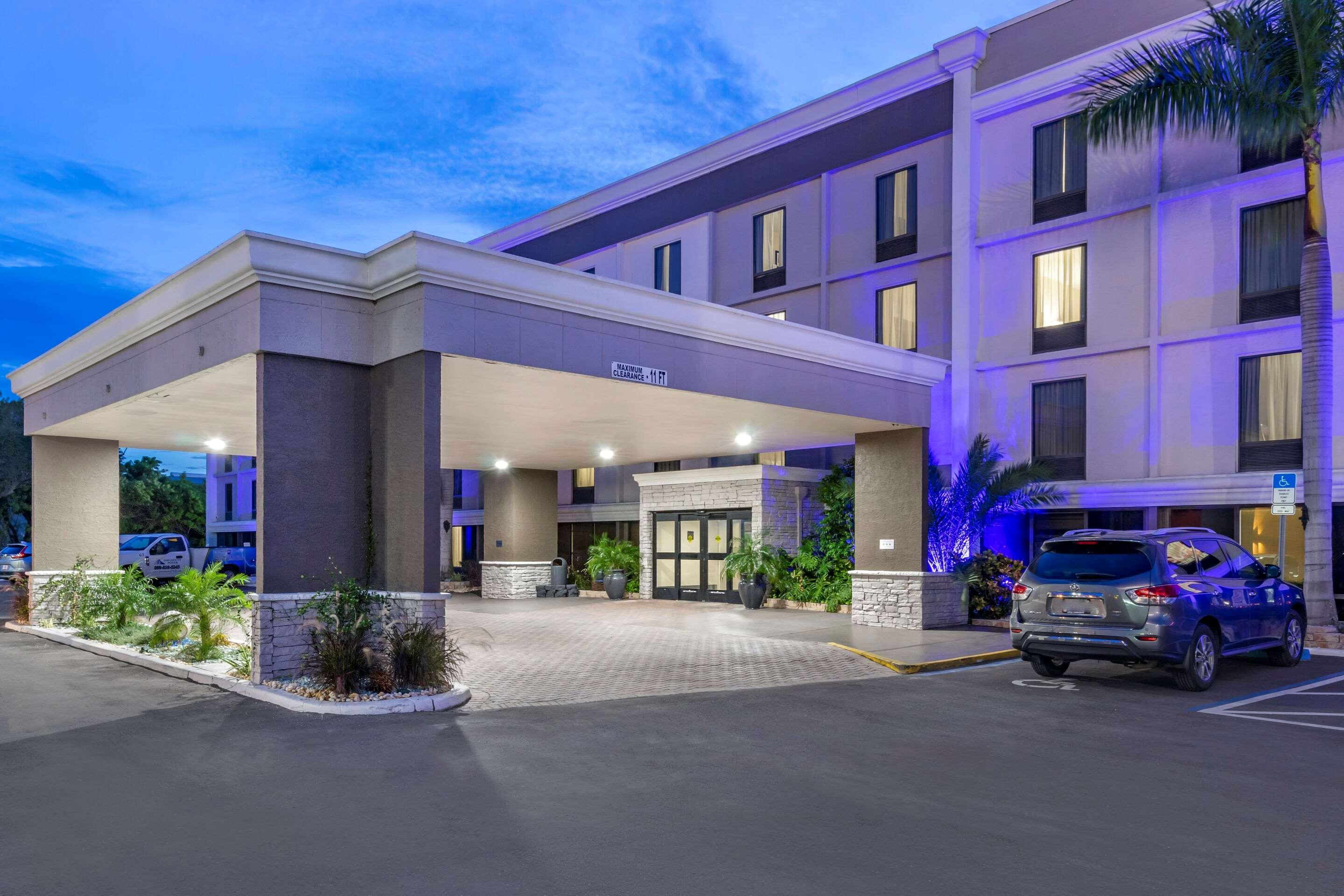 Comfort Inn & Suites St Pete - Clearwater International Airport Exterior foto